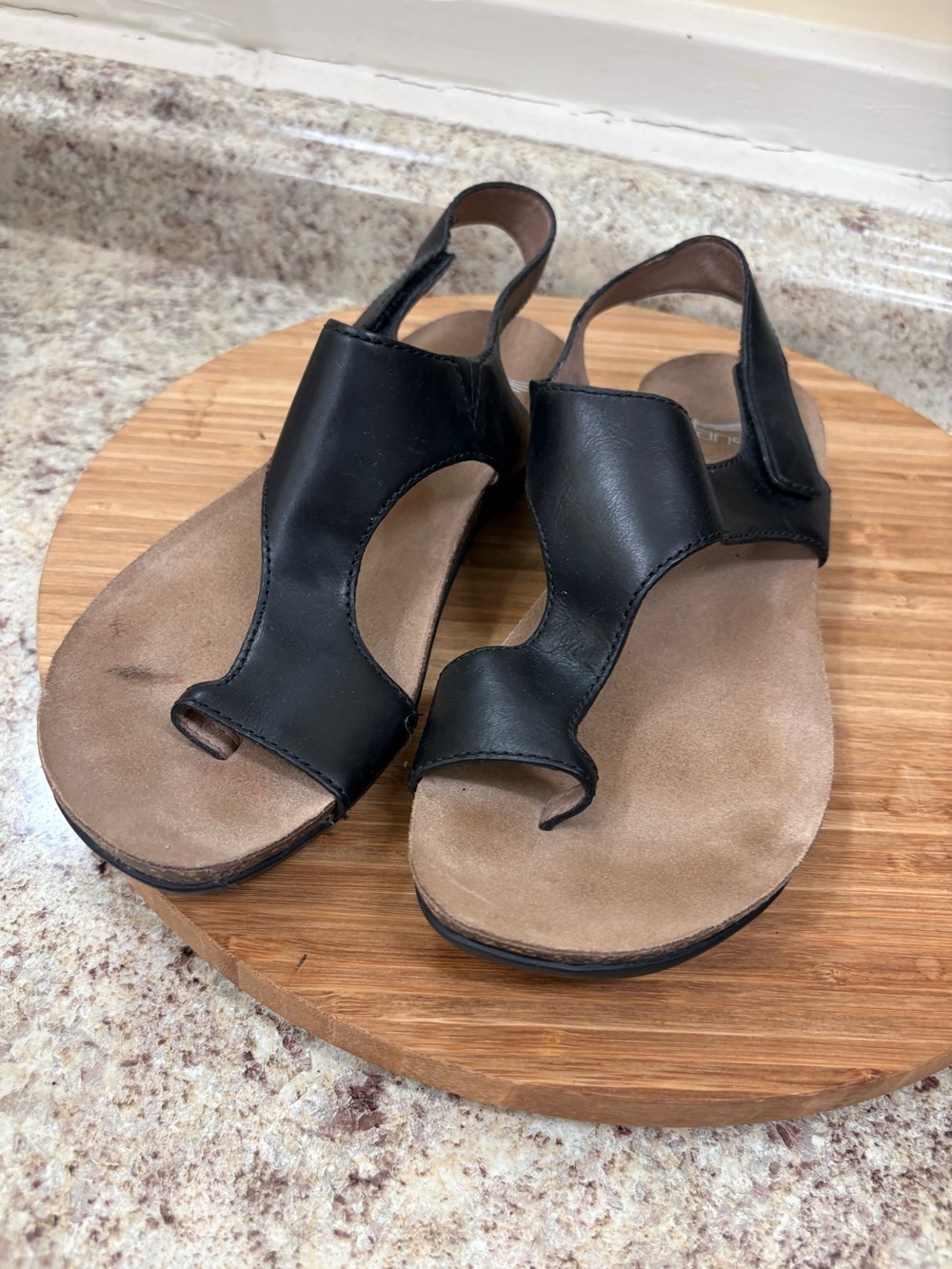 Dansko women’s 37 or 7 black toe loop flat sandals